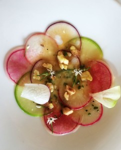 Carpaccio de radis rose et vert, noisettes  